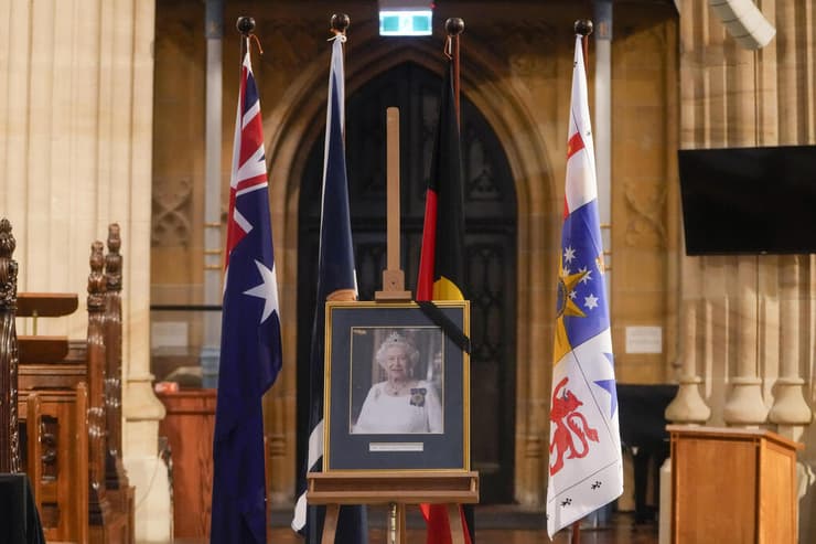 בריטניה מות המלכה אליזבת השנייה תמונתה מוצבת ב קתדרלה ב סידני אוסטרליה