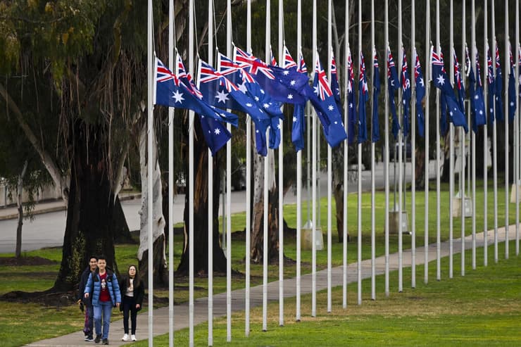 בריטניה מות המלכה אליזבת השנייה דגלי אוסטרליה בחצי התורן ב קנברה
