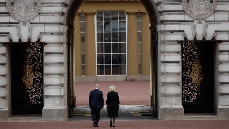 המלך צ'רלס ו קמילה נכנסים ל ארמון בקינגהאם לונדון בריטניה