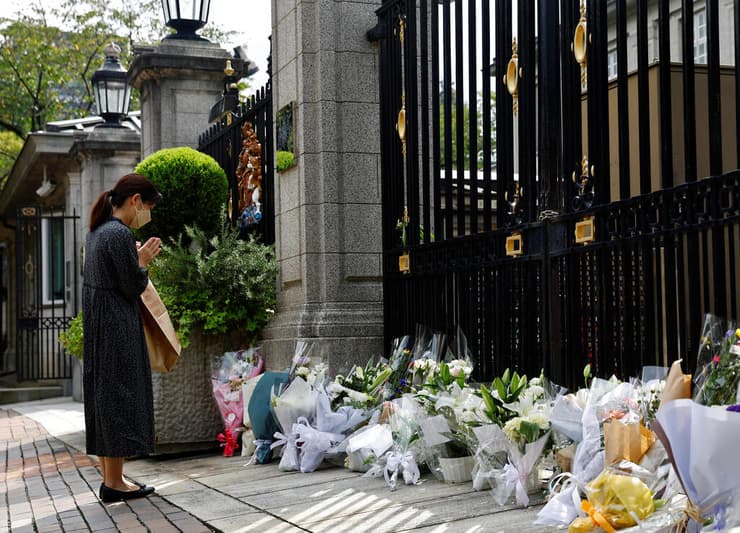 בריטניה מות המלכה אליזבת השנייה מניחים פרחים ב שגרירות בריטניה ב טוקיו יפן