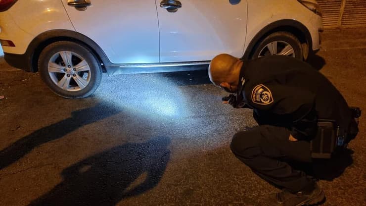 צילום: דוברות המשטרה מכונית החשודים בזירת האירוע באשדוד