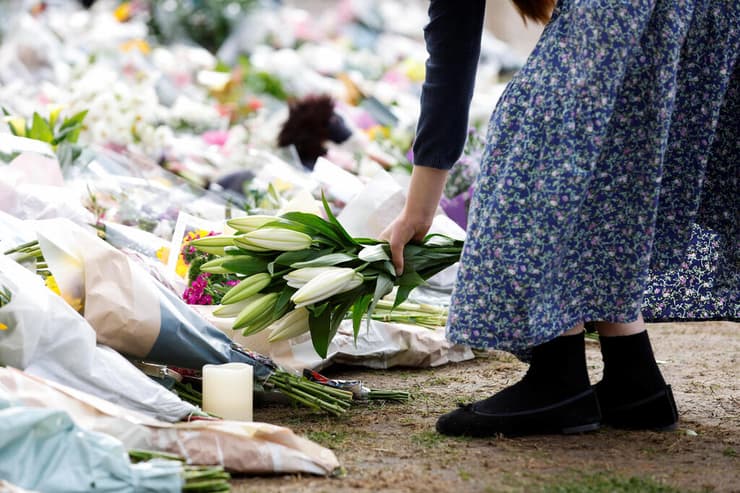 בריטניה מות המלכה אליזבת השנייה מניחים פרחים מול טירת ווינדזור