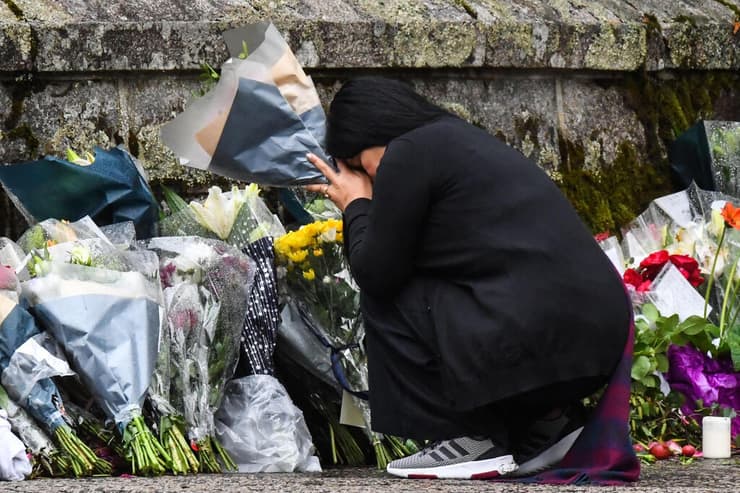 בריטניה מות המלכה אליזבת השנייה מניחים פרחים ב טירת בלמורל סקוטלנד