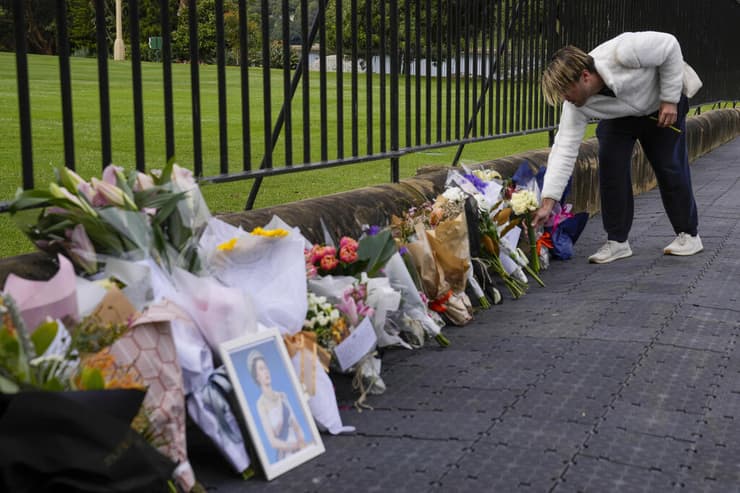 בריטניה מות המלכה אליזבת השנייה פרחים ליד בניין הממשלה ב סידני אוסטרליה