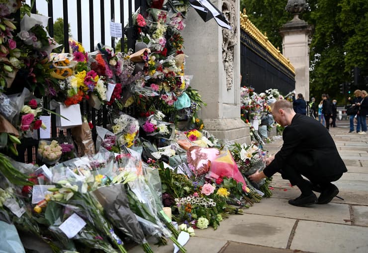 בריטניה מות המלכה אליזבת השנייה מניחים פרחים מול ארמון בקינגהאם