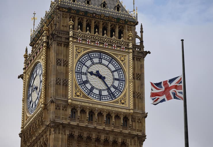 בריטניה מות המלכה אליזבת השנייה הדגל בחצי התורן ב ביג בן לונדון
