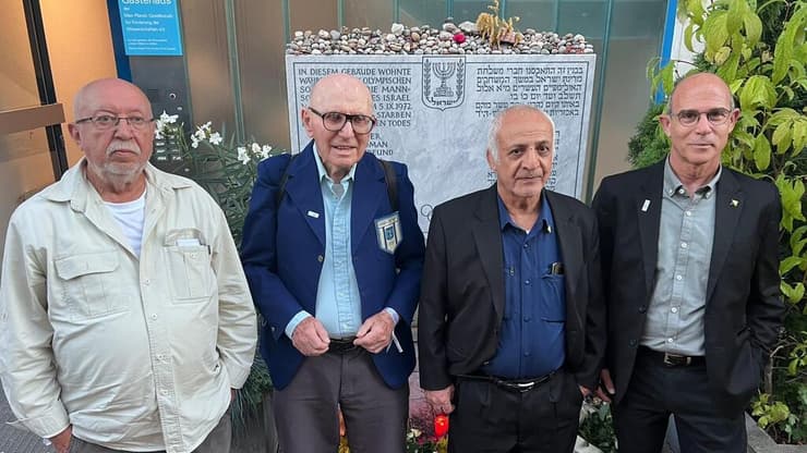 בחזרה לקונולי 31. מימין לשמאל: יהודה וינשטיין, גד צברי, שאול לדני, זליג שטורך (צילום: זאב אברהמי) מימין לשמאל: יהודה וינשטיין, גד צברי, שאול לדני, זליג שטורך ברחוב קונולי 31