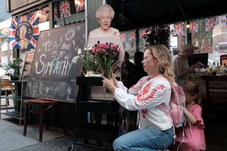 בריטניה מות המלכה אליזבת השנייה ניו יורק בית הקפה "תה וסימפתיה" הצדעה למלכה