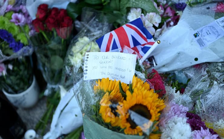 בריטניה מות המלכה אליזבת השנייה הודעות ניחומים מול ארמון בקינגהאם