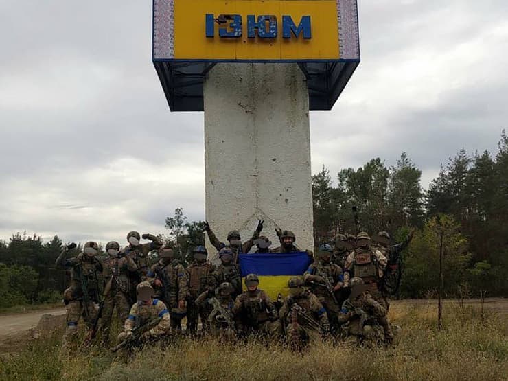 חיילים אוקראינים בכניסה לאיזיום, חרקוב