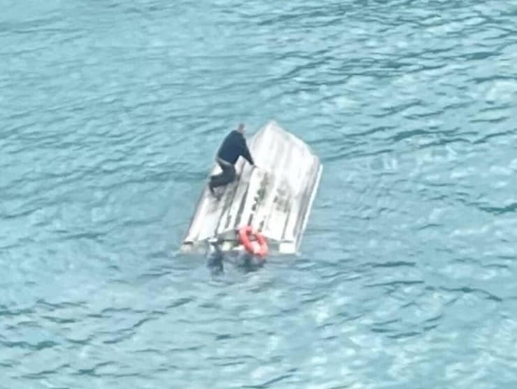 אדם על סירה שהתהפכה ליד קאיקורה ב ניו זילנד לפי החשד בשל התנגשות עם לווייתן