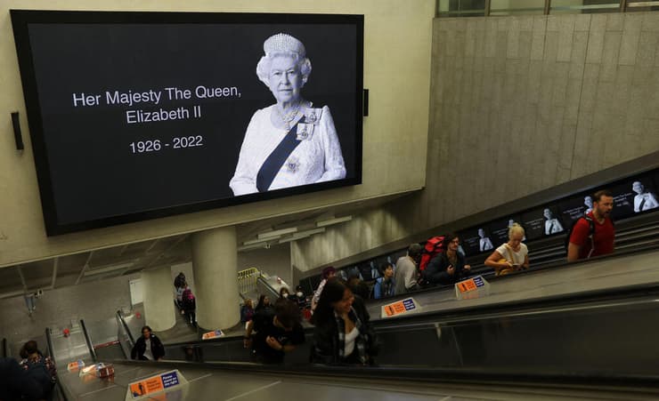 לונדון בריטניה שלט תחנת הרכבת קינגס קרוסי המלכה אליזבת נפטרה בגיל 96