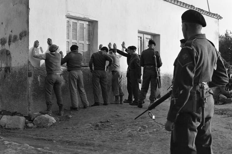 חיילים של בריטניה עורכים חיפוש על תושבים בכפר ב הרי קירניה קפריסין במסגרת דיכוי תנועת העצמאות 1958 קולניאליזם