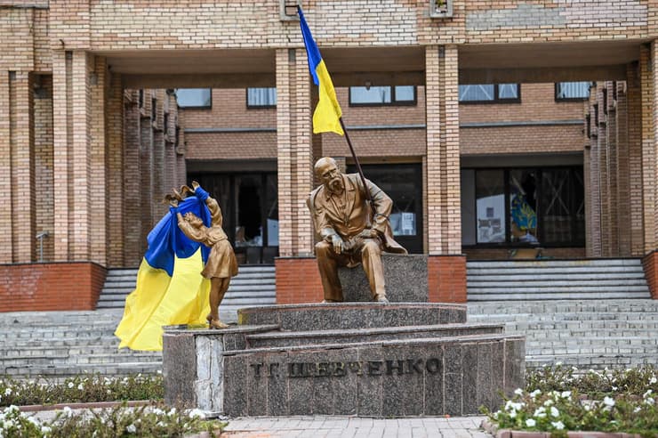דגל אוקראינה על פסל בעיירה בלקלייה ששוחררה במסגרת מתקפת נגד ב חרקוב אוקראינה
