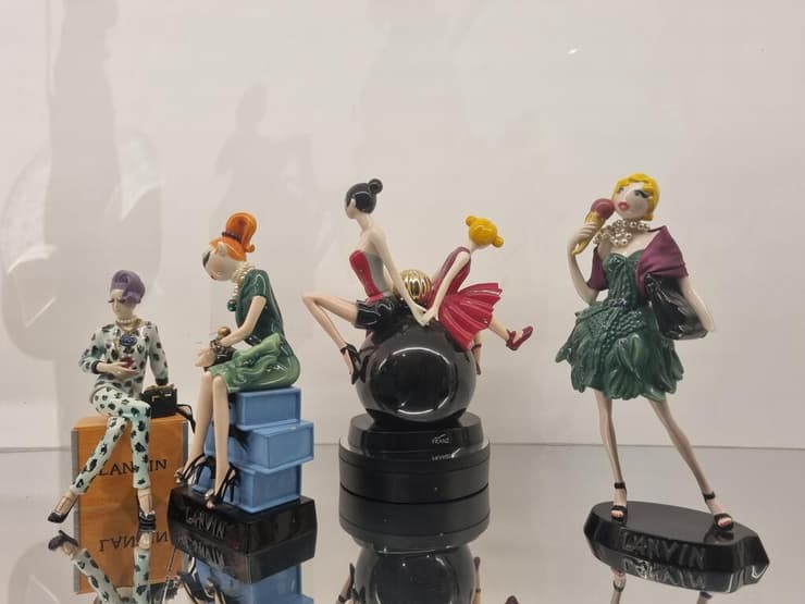 בובות פורצלן בתערוכה "אלבר אלבז: מפעל החלומות" במוזיאון העיצוב חולון