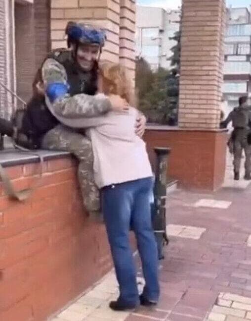נשים ב אוקראינה בעירה בלקלייה מחבקות חיילים אוקראינים אחרי שחרור העיר ב מתקפת נגד ב חרקוב מלחמה מול רוסיה