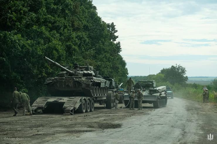 טנק כלי רכב משוריין של רוסיה שננטש במהלך הנסיגה הרוסית מ חרקוב מלחמה אוקראינה 