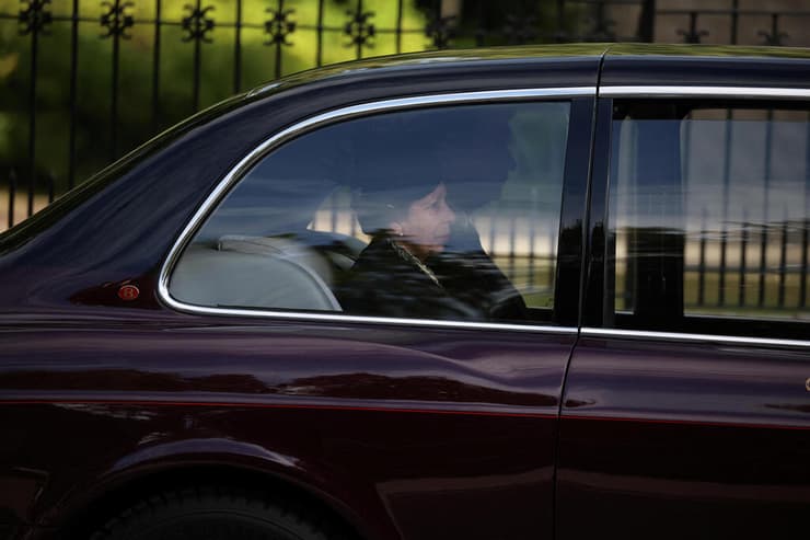 הנסיכה אן נוסעת בשיירת הרכבים שנושאת את ראונה של אמה המלכה אליזבת
