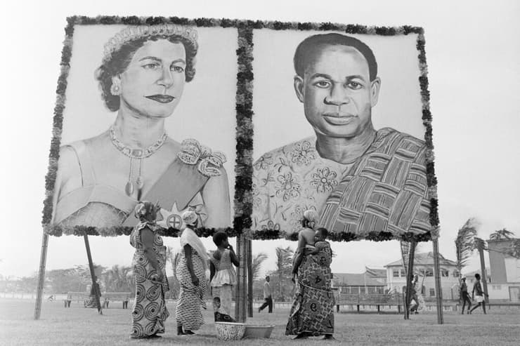 שלט עם תמונות מלכת בריטניה אליזבת לצד נשיא גאנה דאז קוואמה נקרומה בעיר הבירה אקרה לקראת ביקור שערכה שם המלכה ב-1961