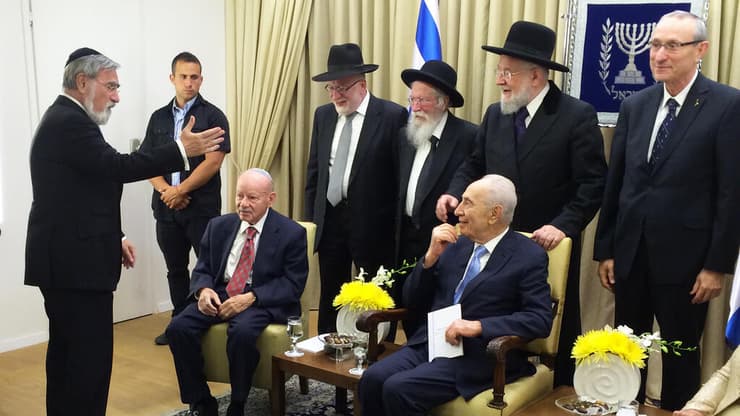 הרב יונתן זקס במפגש עם הנשיא לשעבר שמעון פרס. 