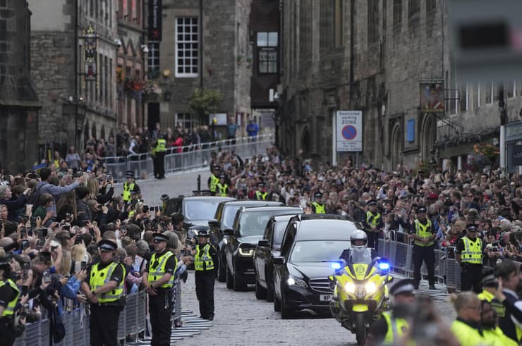 המונים מקבלים את פניו של ארון המלכה אליזבת ב אדינבורו בירת סקוטלנד ב בריטניה