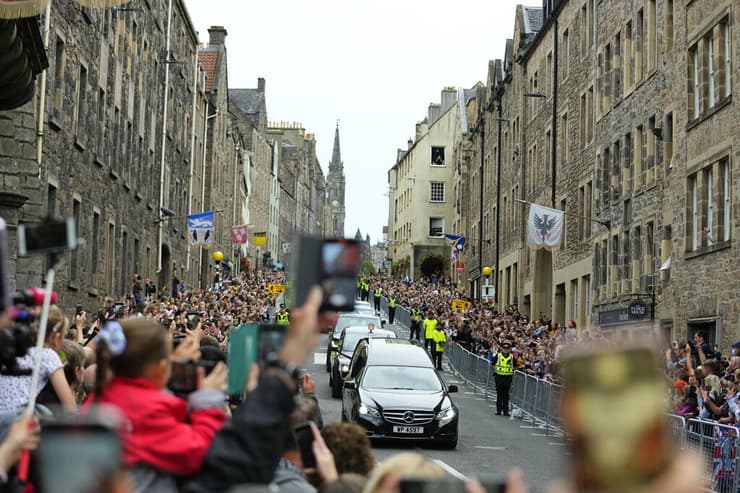 המונים מקבלים את פניו של ארון המלכה אליזבת ב אדינבורו בירת סקוטלנד ב בריטניה