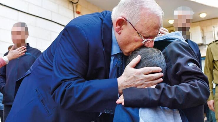 הנשיא ראובן ריבלין מחבק את ילדיהם של בני הזוג בהלווייתו של מחמוד ח'יר א-דין ז״ל