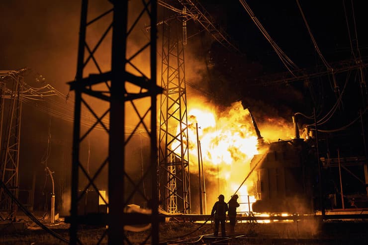 שריפה ב תחנת כוח חשמלית עקבות מתקפה של רוסיה במחוז חרקוב אוקראינה מלחמה