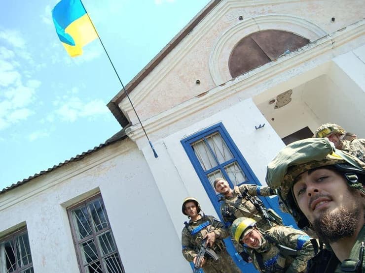 חיילים בסלפי עם דגל אוקראינה בכפר משוחרר ב חרקוב בשם וסילנקובה מלחמה מול רוסיה
