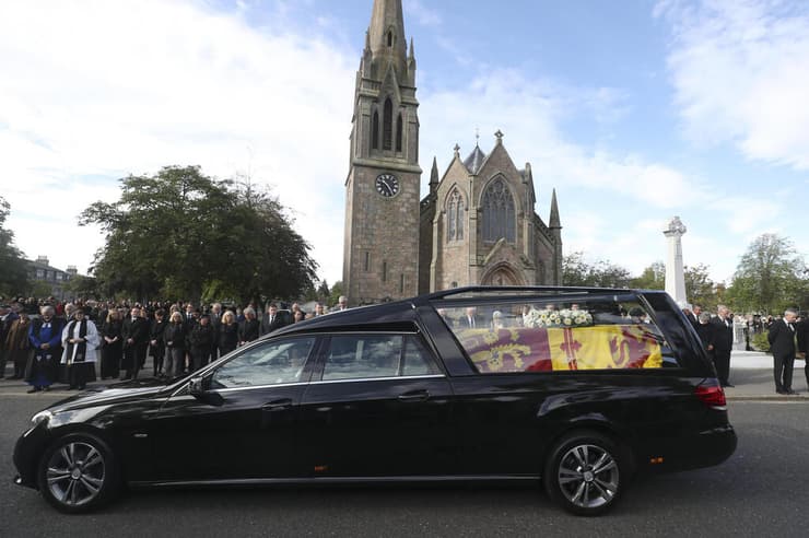 שיירה רכבים עם ארונה של המלכה אליזבת עוברת ברחובות סקוטלנד מסע ארון הקבורה בריטניה 