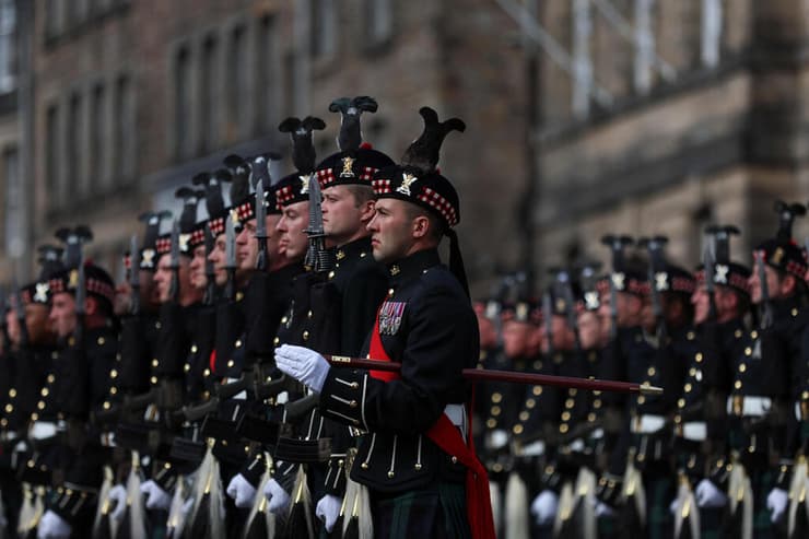 אדינבורו סקוטלנד שומרים מחכים ל שיירת הארון