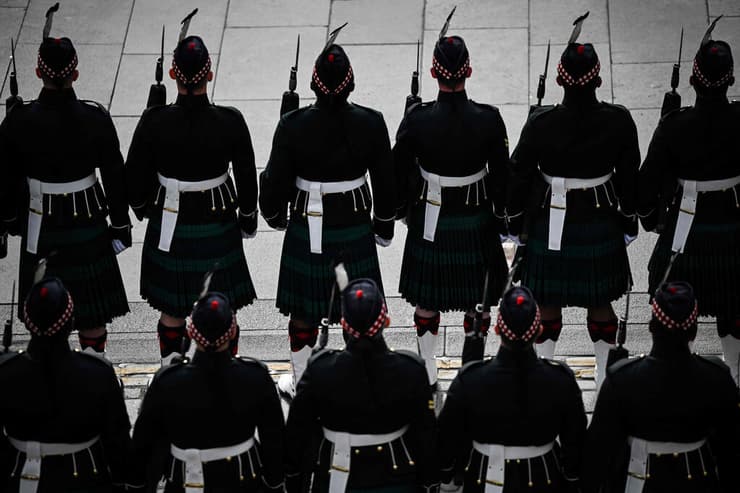 אדינבורו סקוטלנד שומרים מחכים ל שיירת הארון