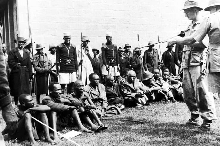 בני הקבוצה האתנית קיקויו ב קניה מחנה סינון במסגרת דיכוי של השלטונות של בריטניה ב-1952 בצל פעולות מחתרת ה מאו מאו קולוניאליזם