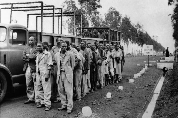בני הקבוצה האתנית קיקויו ב קניה מחנה סינון במסגרת דיכוי של השלטונות של בריטניה ב-1952 בצל פעולות מחתרת ה מאו מאו קולוניאליזם