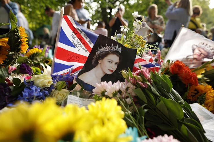 פרחים לזכר המלכה אליזבת בריטניה ליד ארמון בקינגהאם לונדון