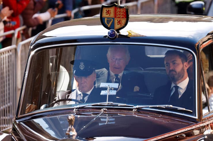 המלך צ'רלס ו קמילה עוזסים את נמל התעופה של אדינבורו לעבר ארמון הולירוד סקוטלנד