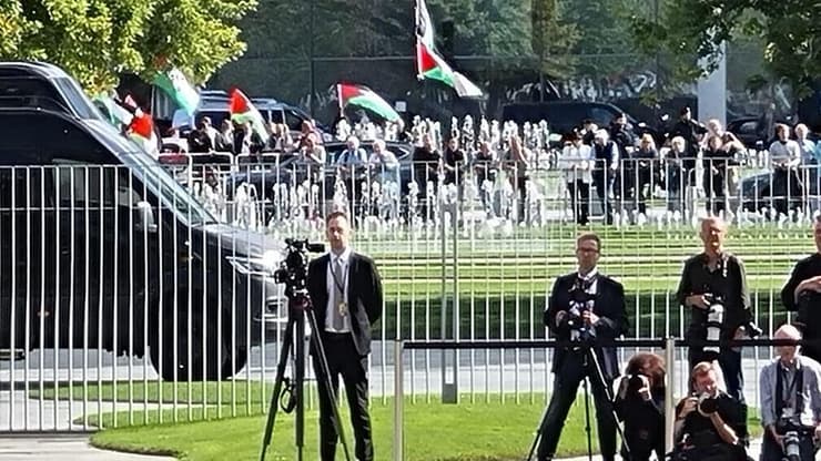 פעילים פרו פלסטינים מפגינים מול לשכת קנצלר גרמניה לקראת פגישת לפיד שולץ
