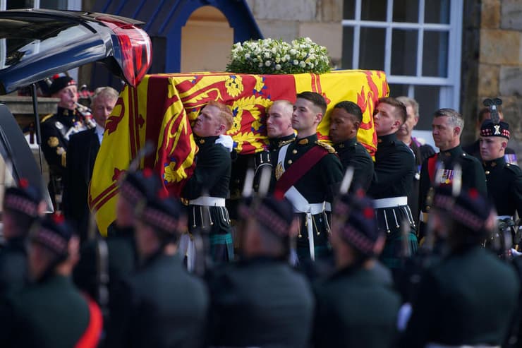 ארון המלכה אליזבת עטוף ב דגל סקוטלנד עוזב את ארמון הולירוד בדרך לקתדרלת סיינט ג'יילס