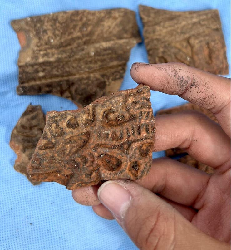 שברי חרס שנמצאו במבנים שהיו שייכים לבני המאיה בבליז