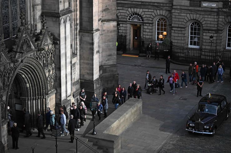 אנשים עומדים בתור לקתדרלת סיינט גיילס כדי לעבור על פני ארונה של המלכה אליזבת