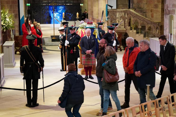 המלך צ'רלס ליד ארון אמו המלכה אליזבת בקתדרלת סיינט גיילס סקוטלנד בריטניה
