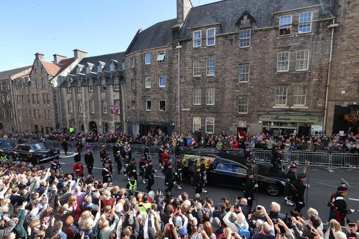 המלך צ'רלס הנסיכה אן ובני משפחת המלוכה הולכים אחרי שיירת ארון המלכה אליזבת בדרך לקתדרלת סיינט ג'יילס אדינבורו סקוטלנד