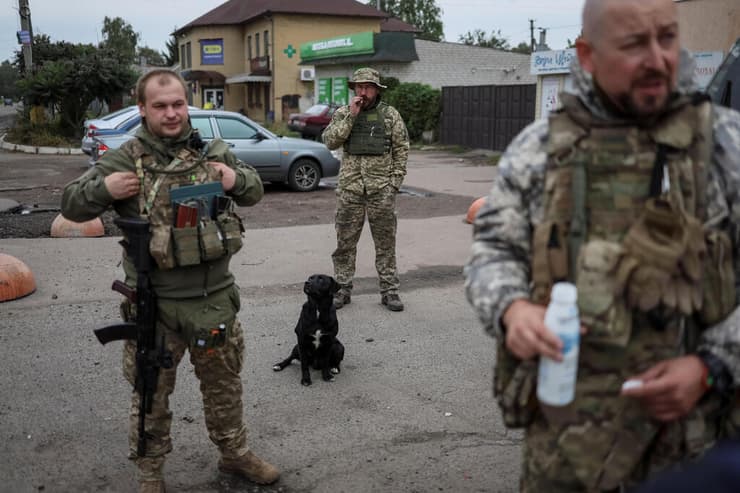צבא אוקראינה בעיר איזיום ששוחררה מידי כיבושה של רוסיה במחוז חרקוב מלחמה
