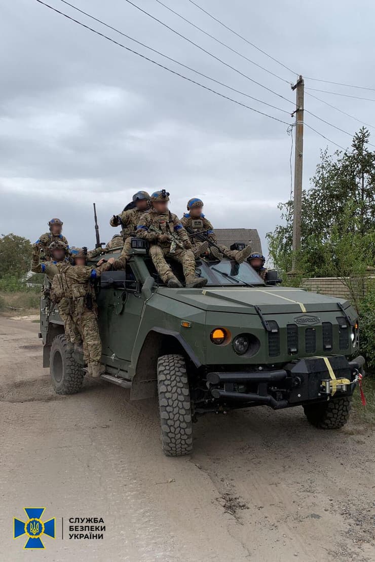 צבא אוקראינה בעיר איזיום ששוחררה מידי כיבושה של רוסיה במחוז חרקוב מלחמה