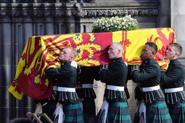 ארון המלכה אליזבת עטוף ב דגל סקוטלנד מוכנס לקתדרלת סיינט ג'יילס אדינבורו בריטניה