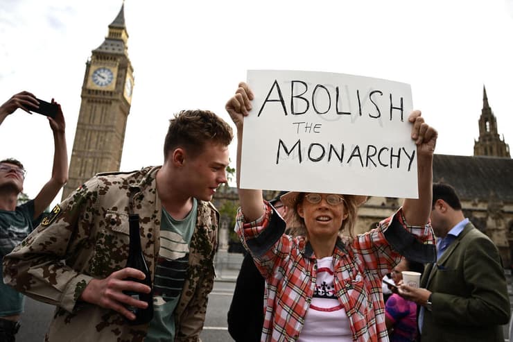 מפגין נגד בית המלוכה ב בריטניה מונרכיה מול ארמון ווסטמינסטר ב לונדון 12 בספטמבר