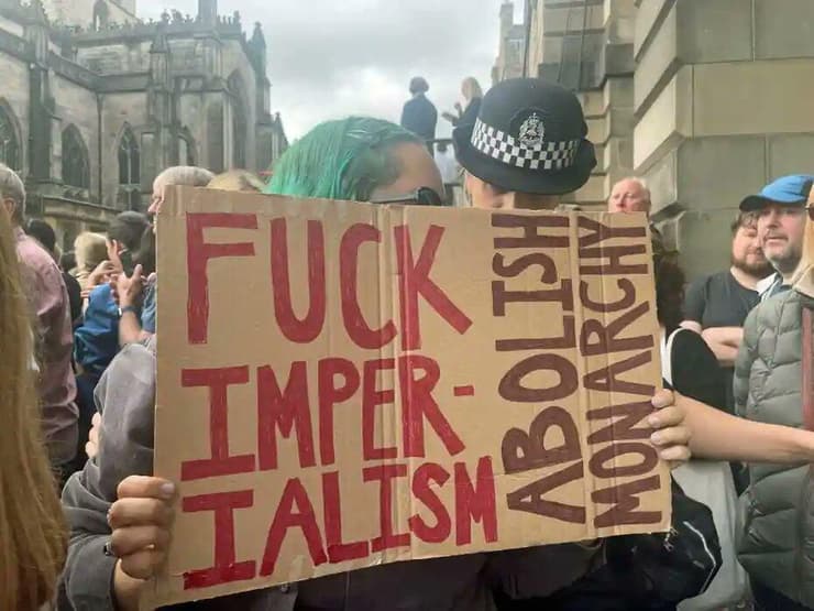מפגינה נגד בית המלוכה מונרכיה ב בריטניה ב אדינבורו סקוטלנד 11 בספטמבר