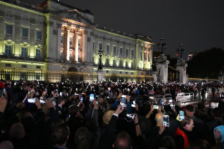 קהל מחוץ לארמון בקינגהאם ב לונדון עם הגעת ארונה של המלכה 