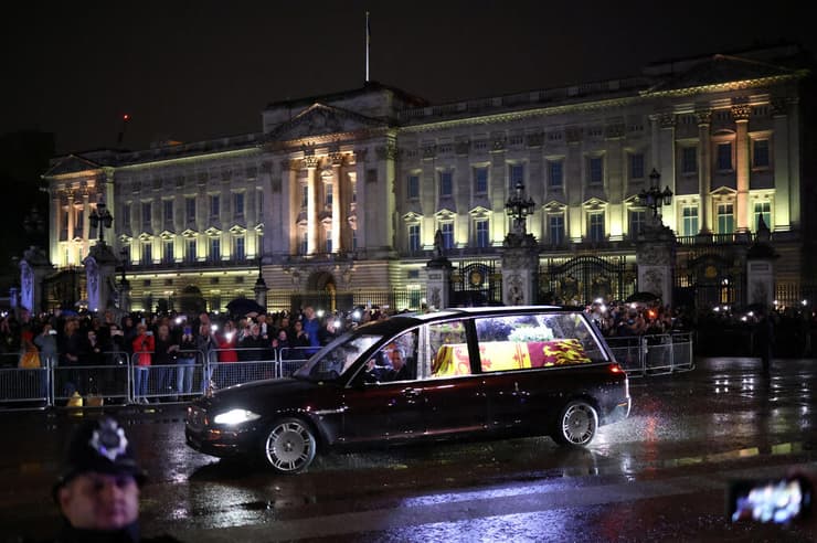 ארונה של המלכה אליזבת מגיע לארמון בקינגהאם לונדון בריטניה 