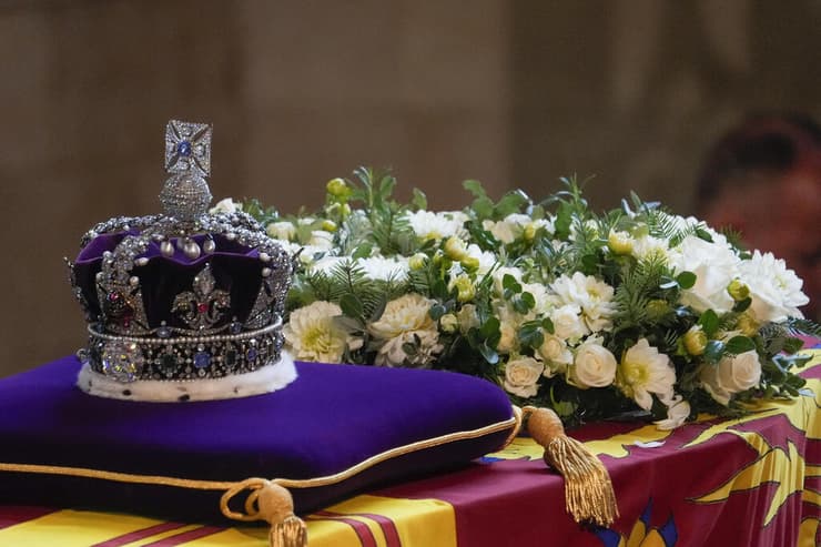 ארון המלכה אליזבת מונח ב ארמון ווסטמינסטר בריטניה לונדון